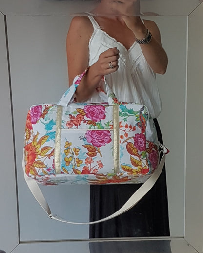 Sac à langer ou de voyage, grosses fleurs multicolores.