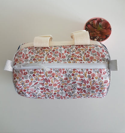Sacoche à vélo ou trottinette, fleurs gris/bordeaux et jean