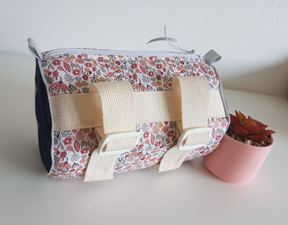 Sacoche à vélo ou trottinette, fleurs gris/bordeaux et jean