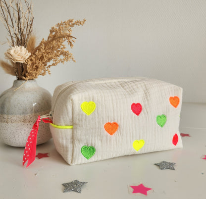 Trousse à maquillage brodée en gaze de coton écrue et petits coeurs fluo
