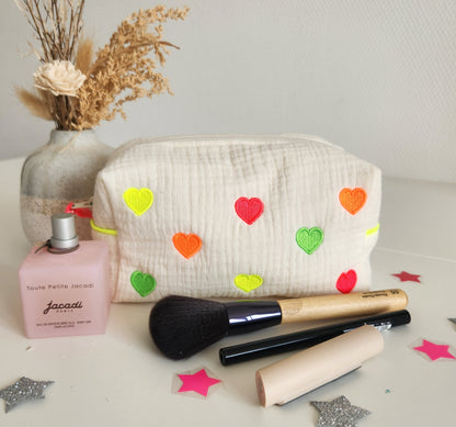 Trousse à maquillage brodée en gaze de coton écrue et petits coeurs fluo