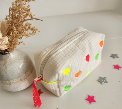 Trousse à maquillage brodée en gaze de coton écrue et petits coeurs fluo
