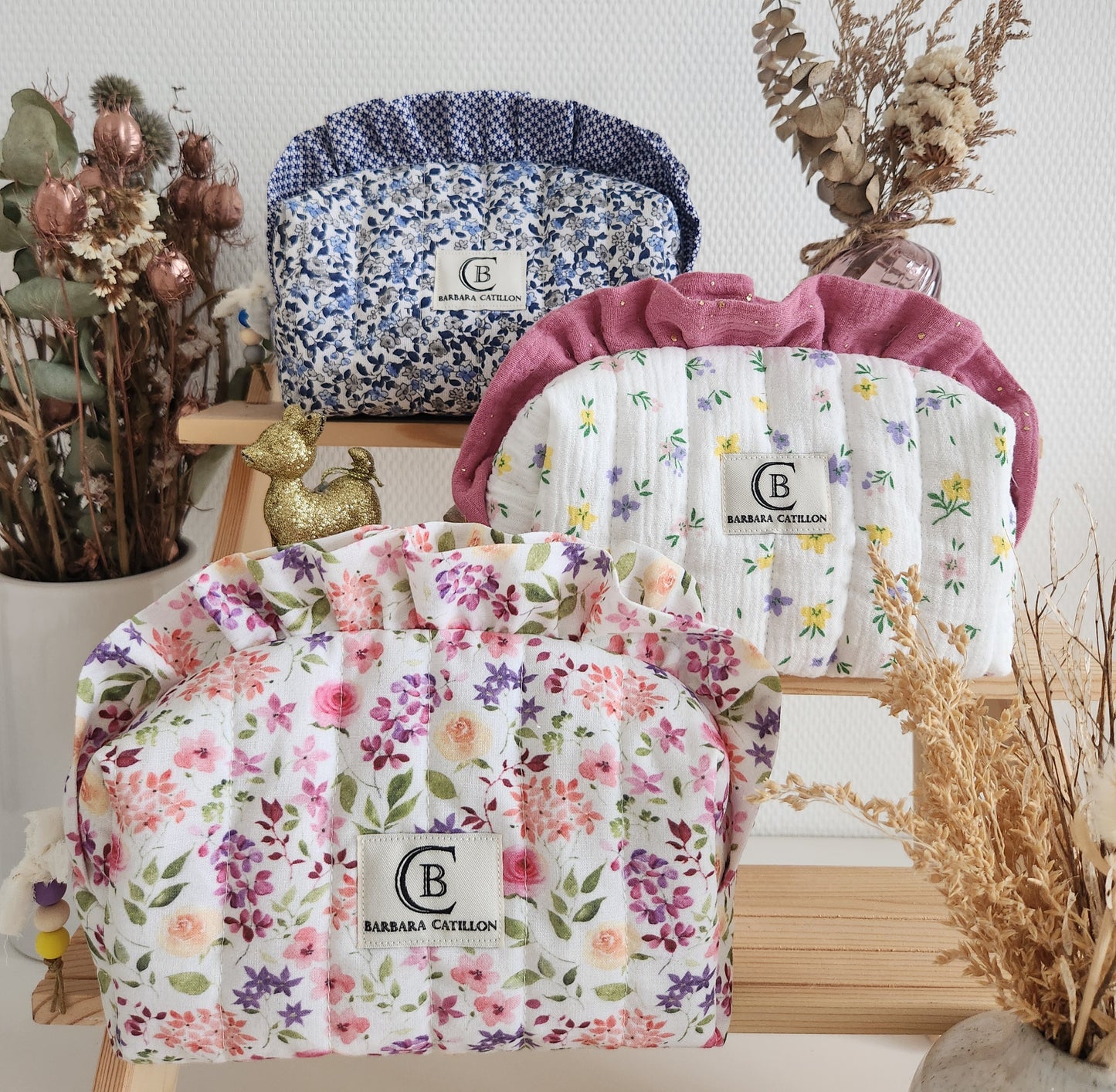 Trousse à maquillage matelassée à volants, personnalisable.