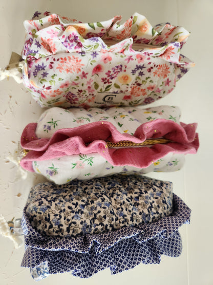 Trousse à maquillage matelassée à volants, personnalisable.