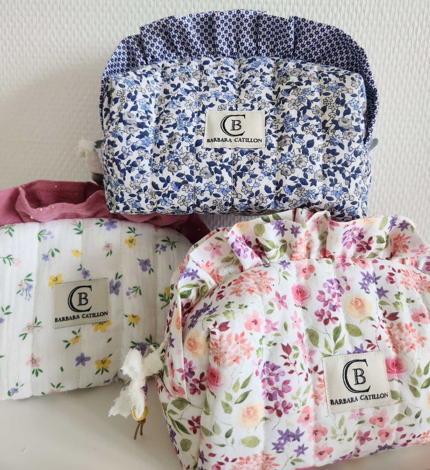 Trousse à maquillage matelassée à volants, personnalisable.