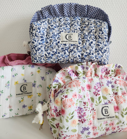 Trousse à maquillage matelassée à volants, personnalisable.