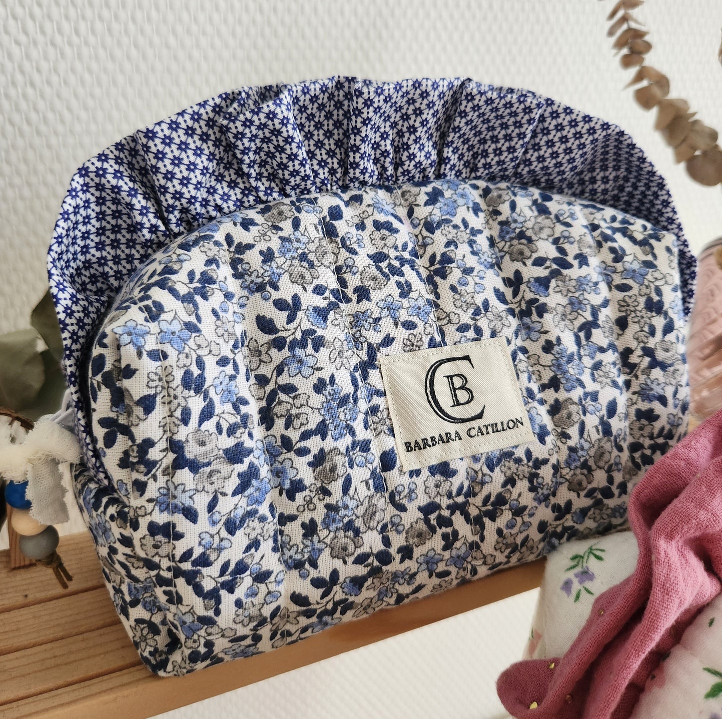 Trousse à maquillage matelassée à volants, personnalisable.