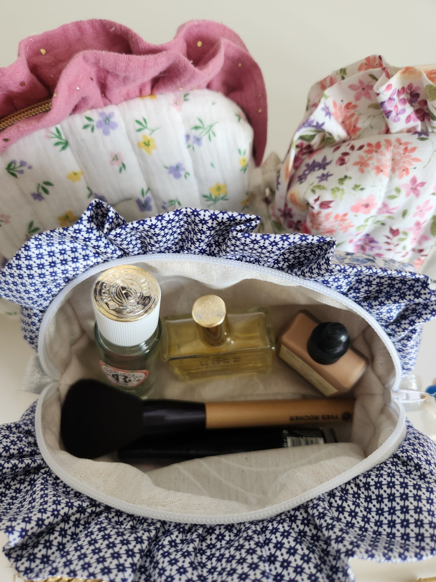 Trousse à maquillage matelassée à volants, personnalisable.