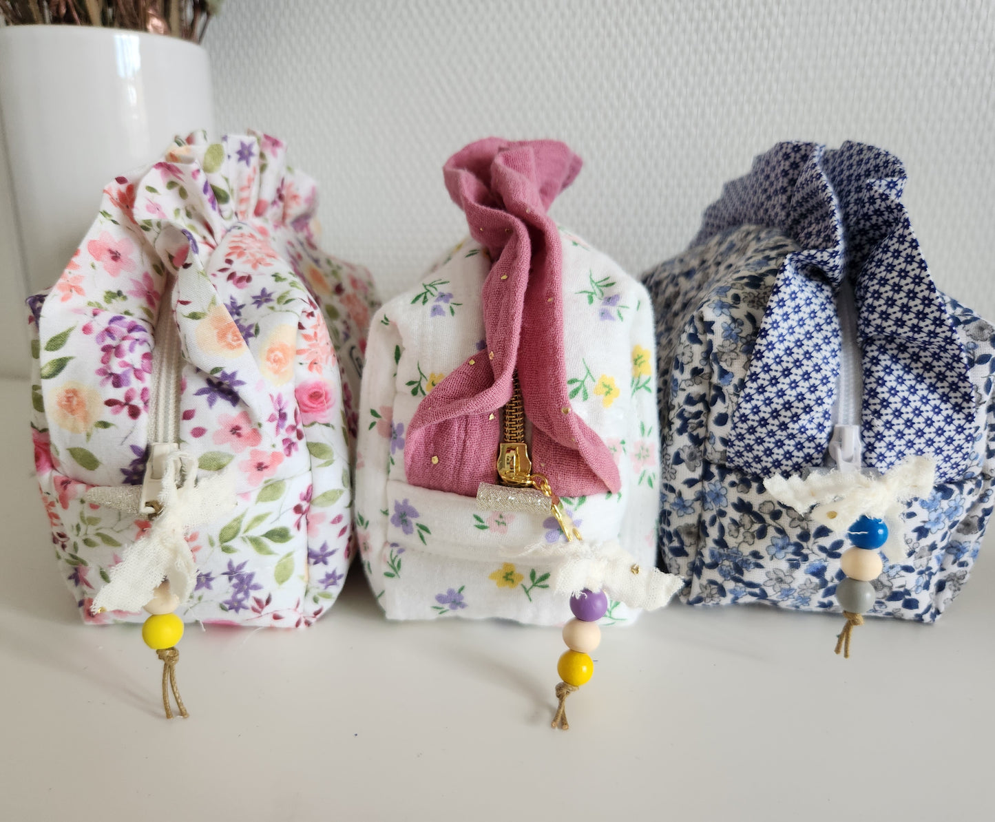 Trousse à maquillage matelassée à volants, personnalisable.
