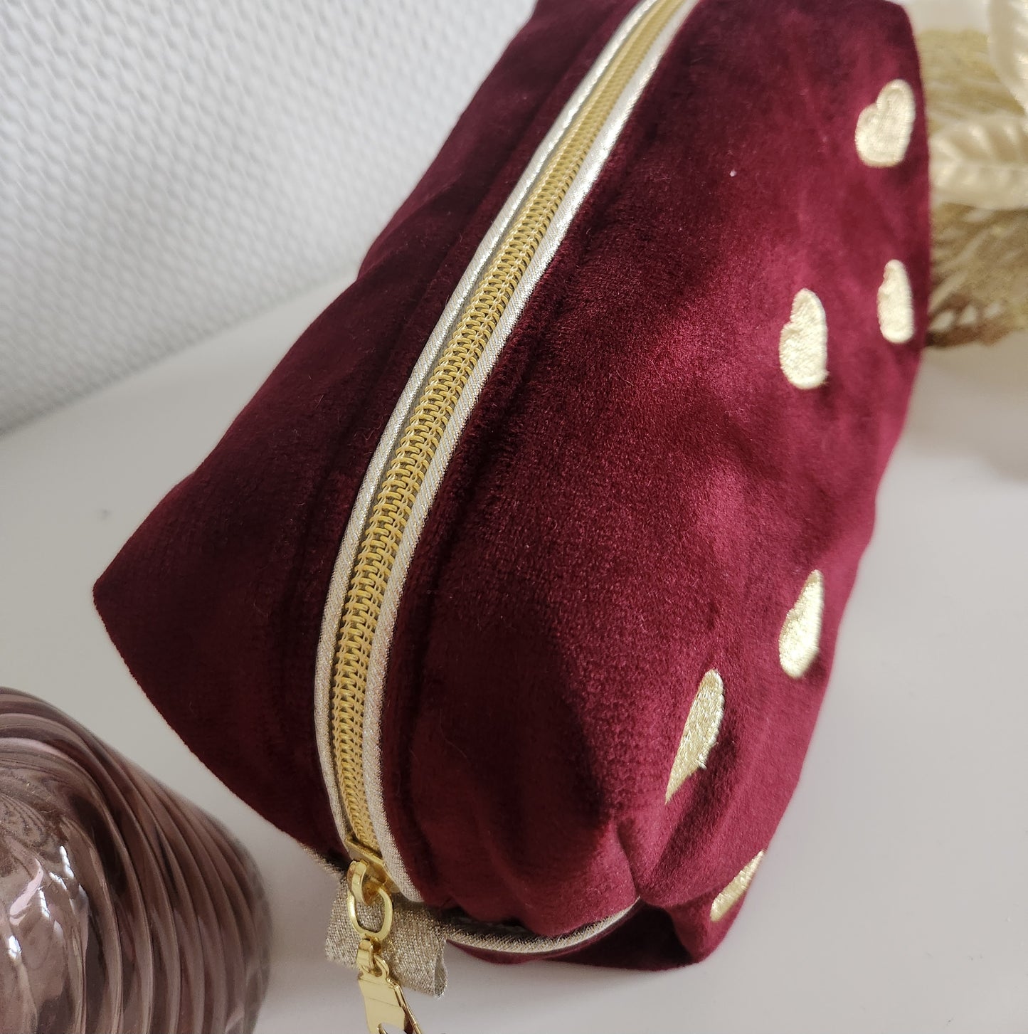 Trousse à maquillage "Bisous" en velours et coeurs dorés brodés