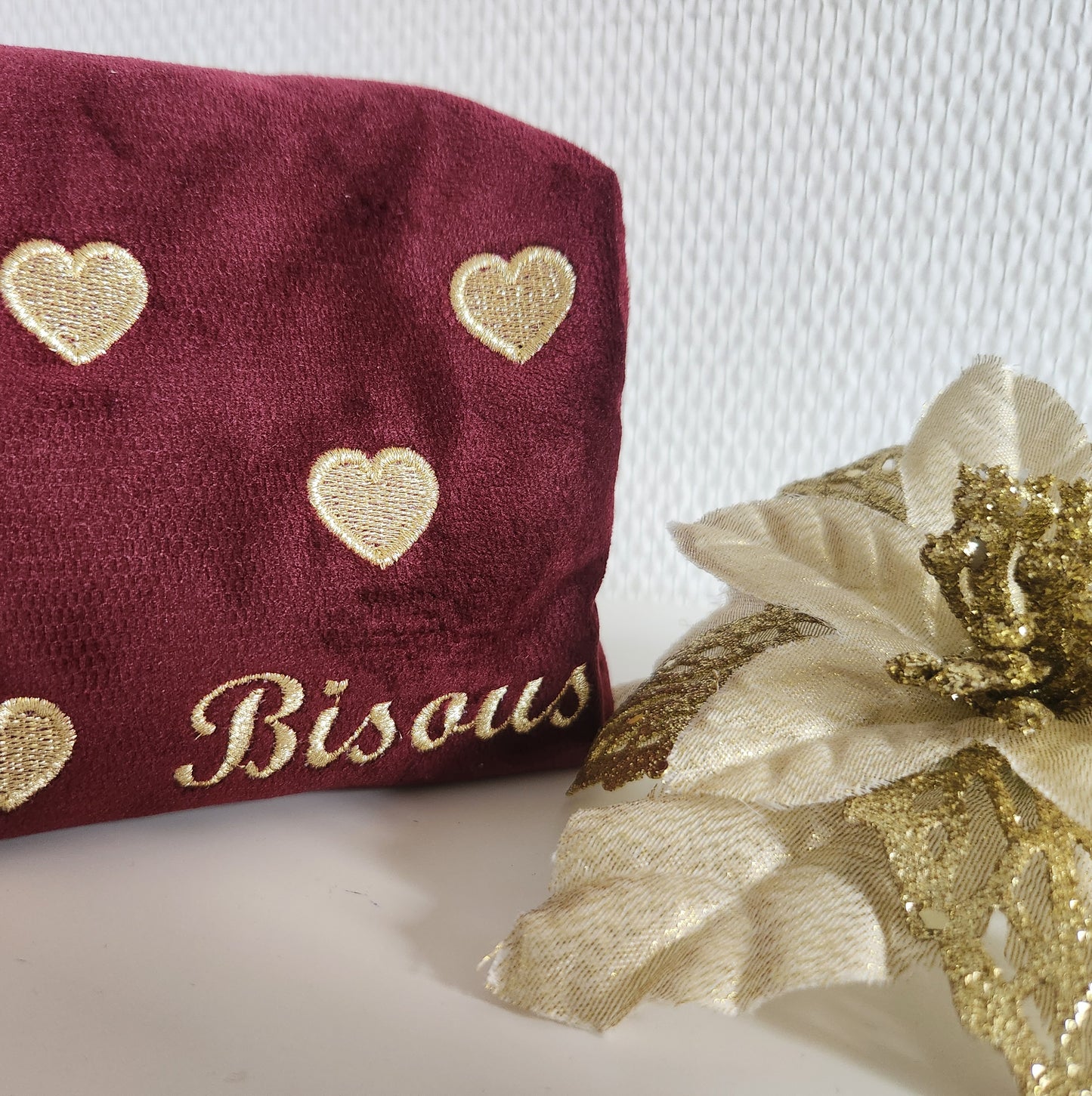 Trousse à maquillage "Bisous" en velours et coeurs dorés brodés