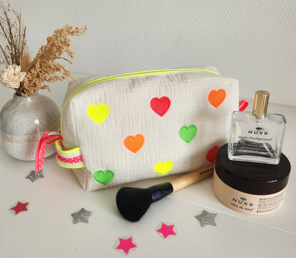 Trousse de toilette brodée en gaze de coton écrue et petits coeurs fluo