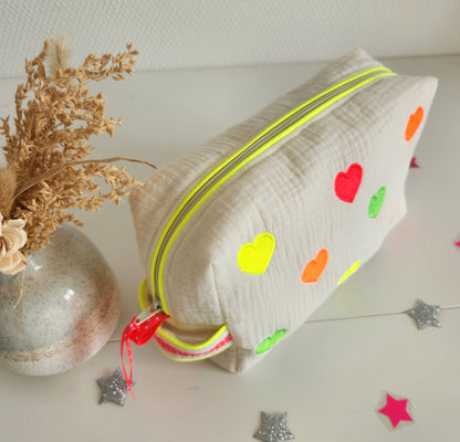 Trousse de toilette brodée en gaze de coton écrue et petits coeurs fluo