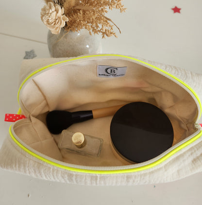 Trousse de toilette brodée en gaze de coton écrue et petits coeurs fluo