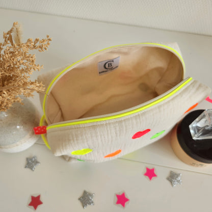 Trousse de toilette brodée en gaze de coton écrue et petits coeurs fluo