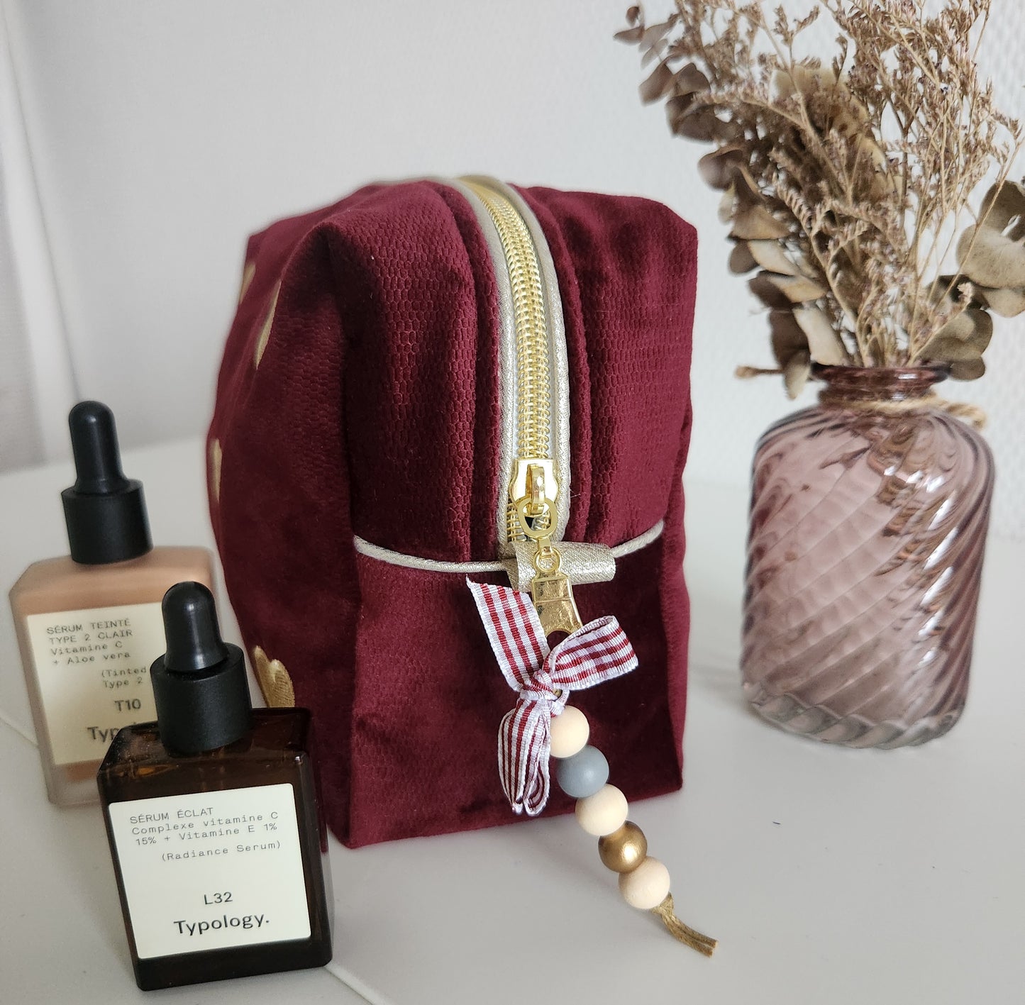 Trousse de toilette "Bisous" en velours et coeurs dorés brodés