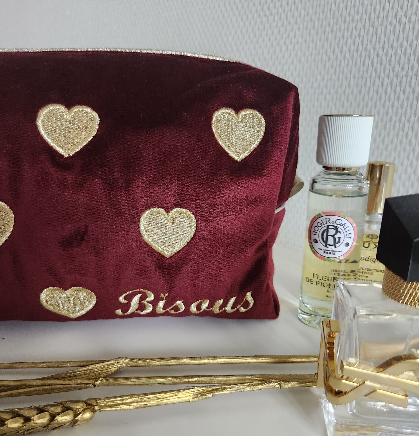 Trousse de toilette "Bisous" en velours et coeurs dorés brodés