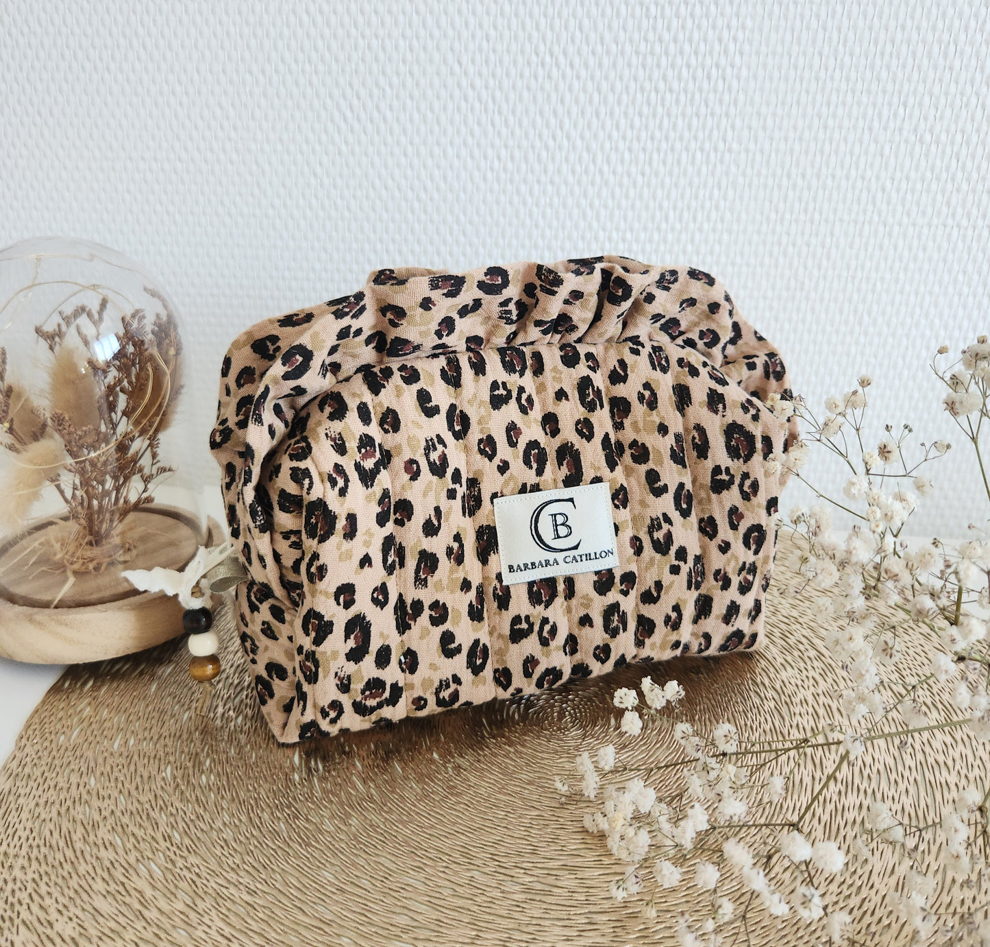 Trousse à maquillage léopard matelassée à volants, personnalisable.
