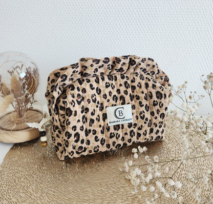 Trousse à maquillage léopard matelassée à volants, personnalisable.