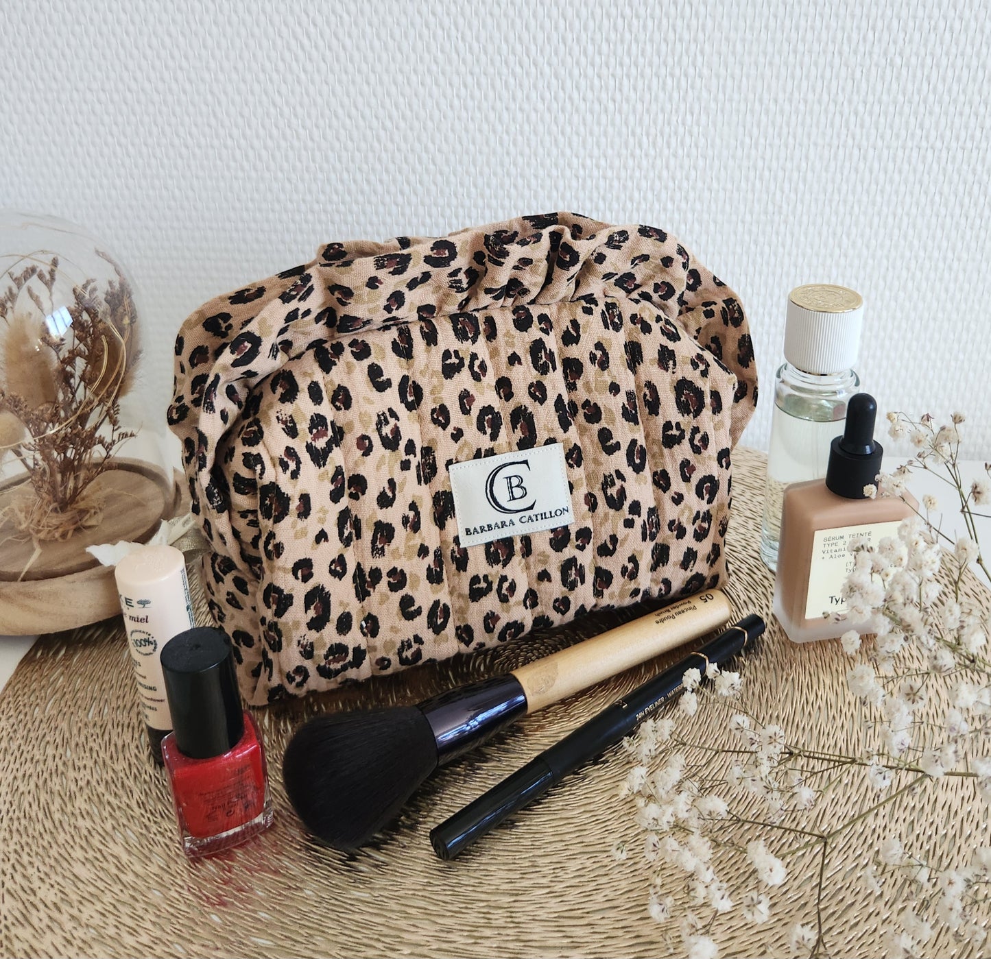 Trousse à maquillage léopard matelassée à volants, personnalisable.