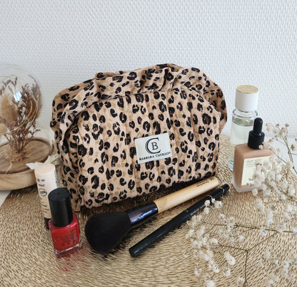 Trousse à maquillage léopard matelassée à volants, personnalisable.