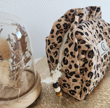 Trousse à maquillage léopard matelassée à volants, personnalisable.