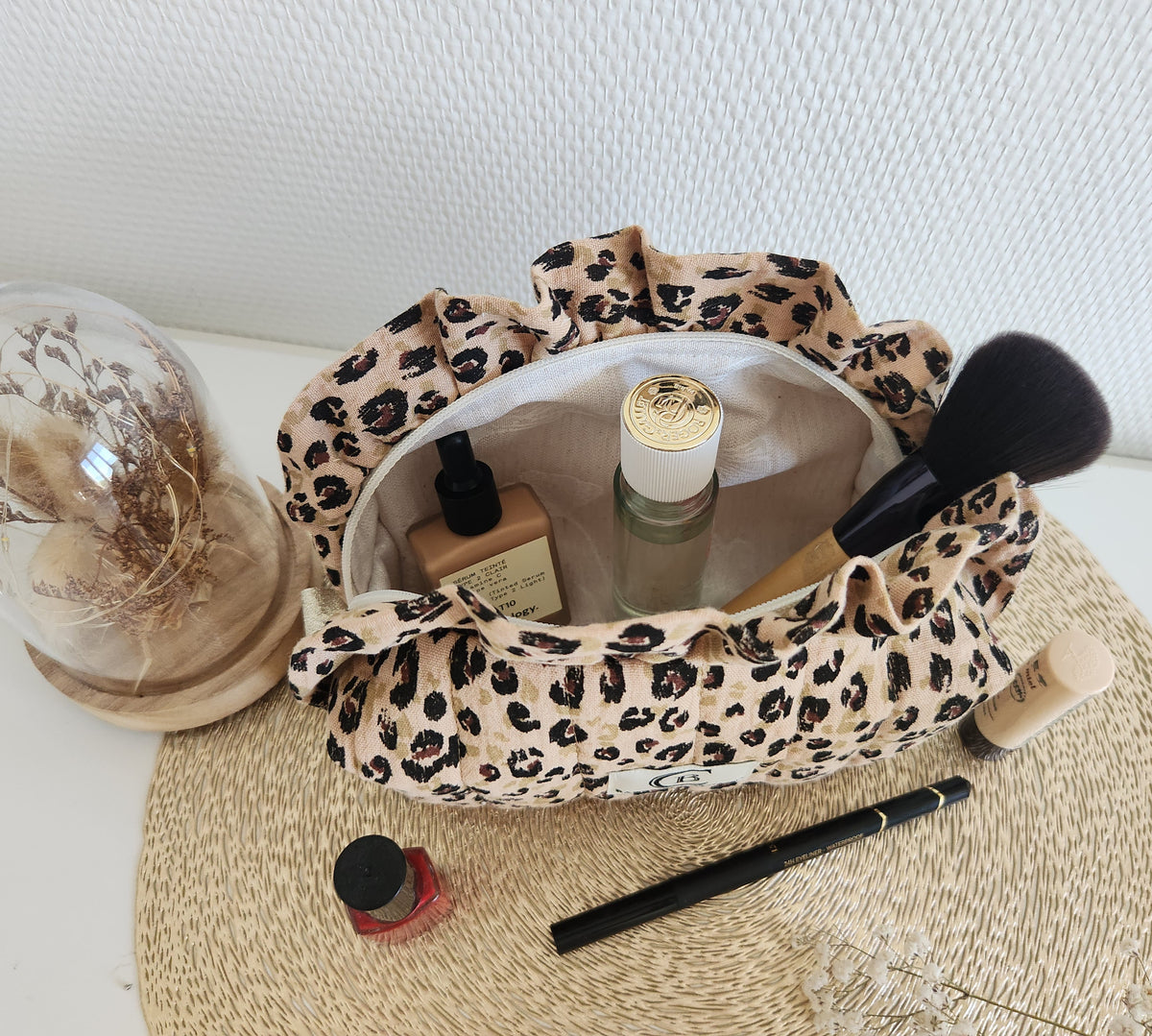 Trousse à maquillage léopard matelassée à volants, personnalisable.