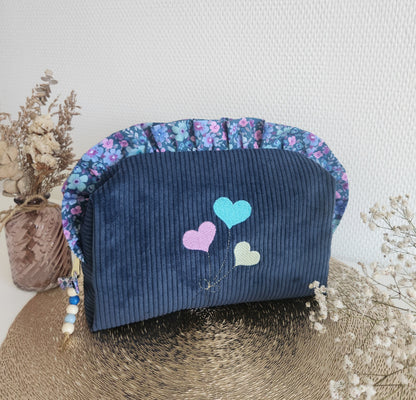 Trousse de toilette à volants en velours côtelé bleu, broderie coeurs