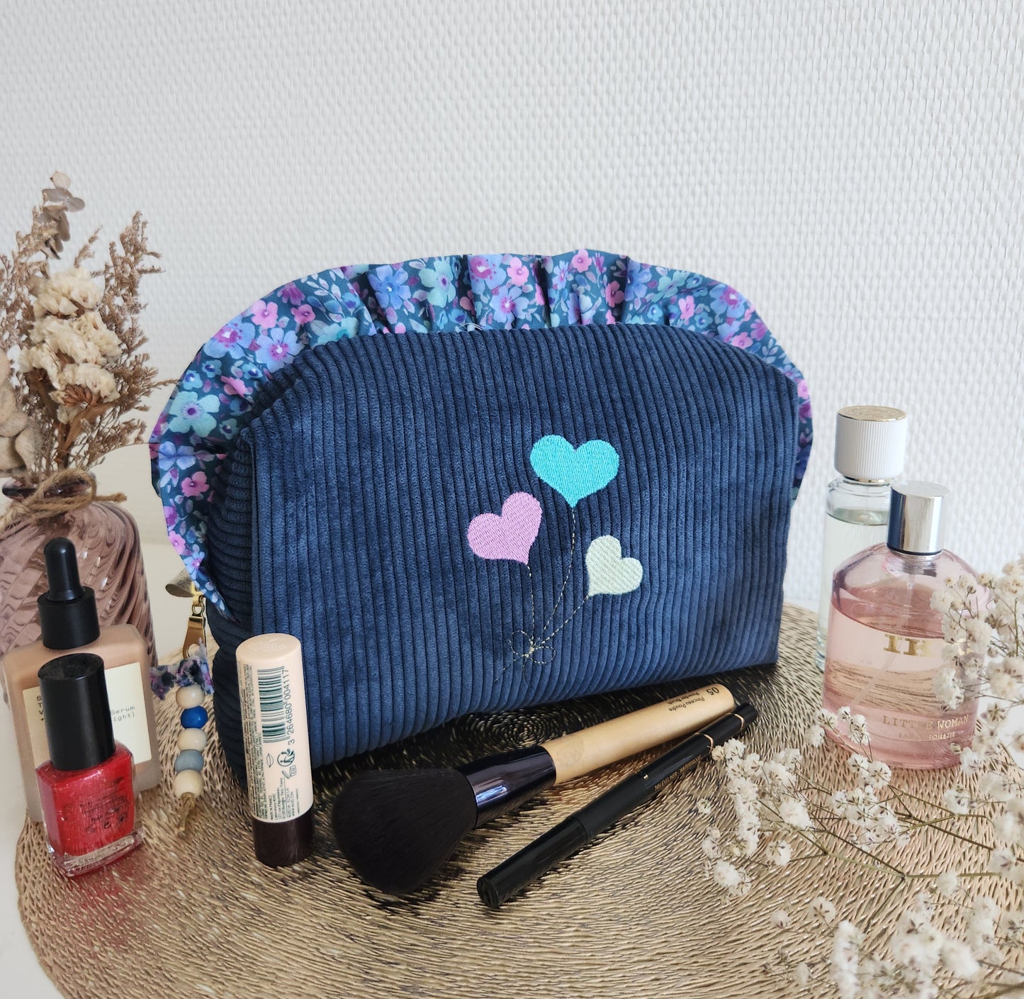 Trousse de toilette à volants en velours côtelé bleu, broderie coeurs