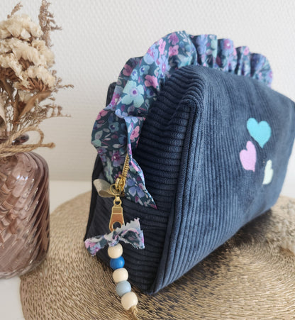 Trousse de toilette à volants en velours côtelé bleu, broderie coeurs