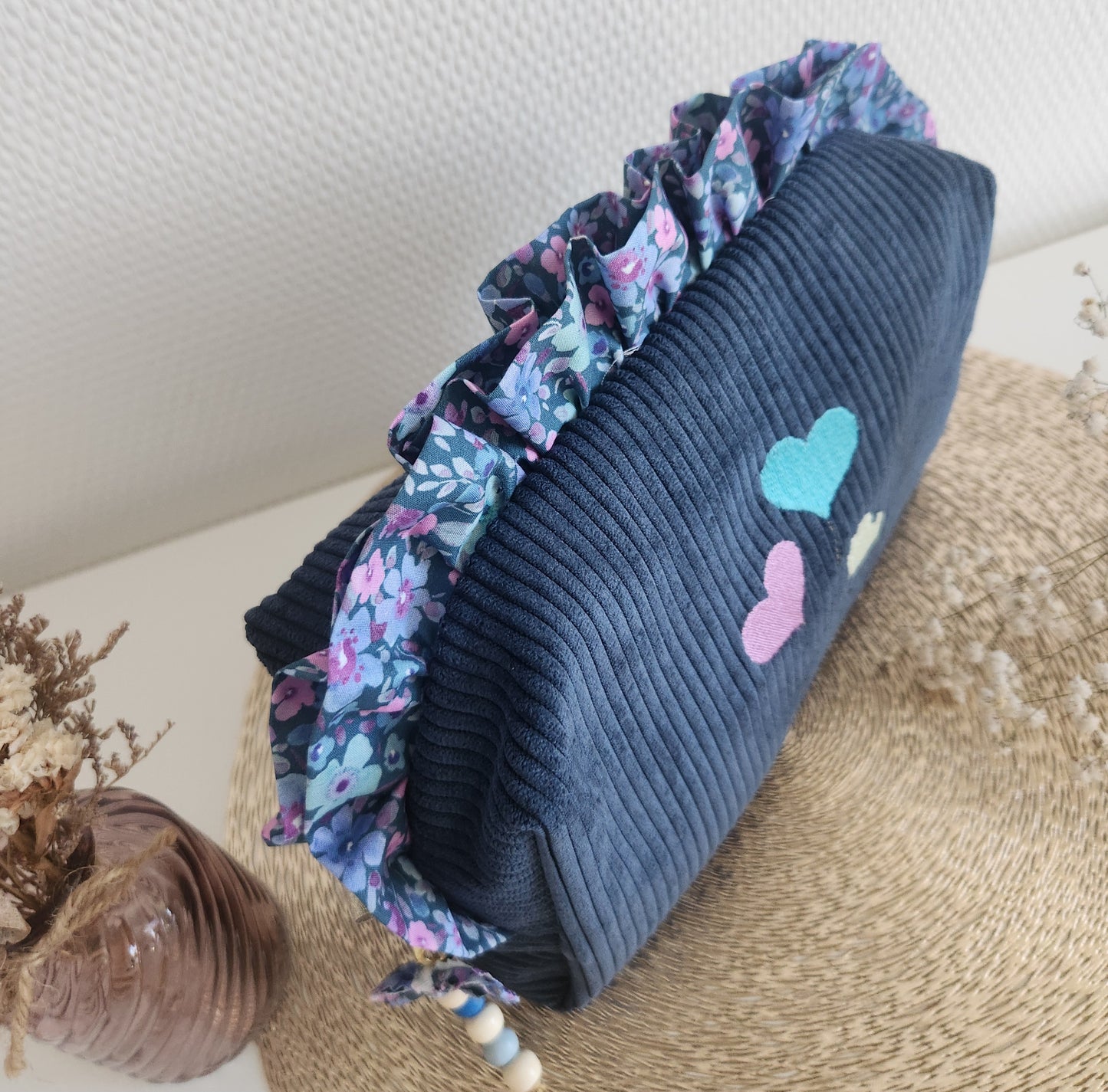 Trousse de toilette à volants en velours côtelé bleu, broderie coeurs