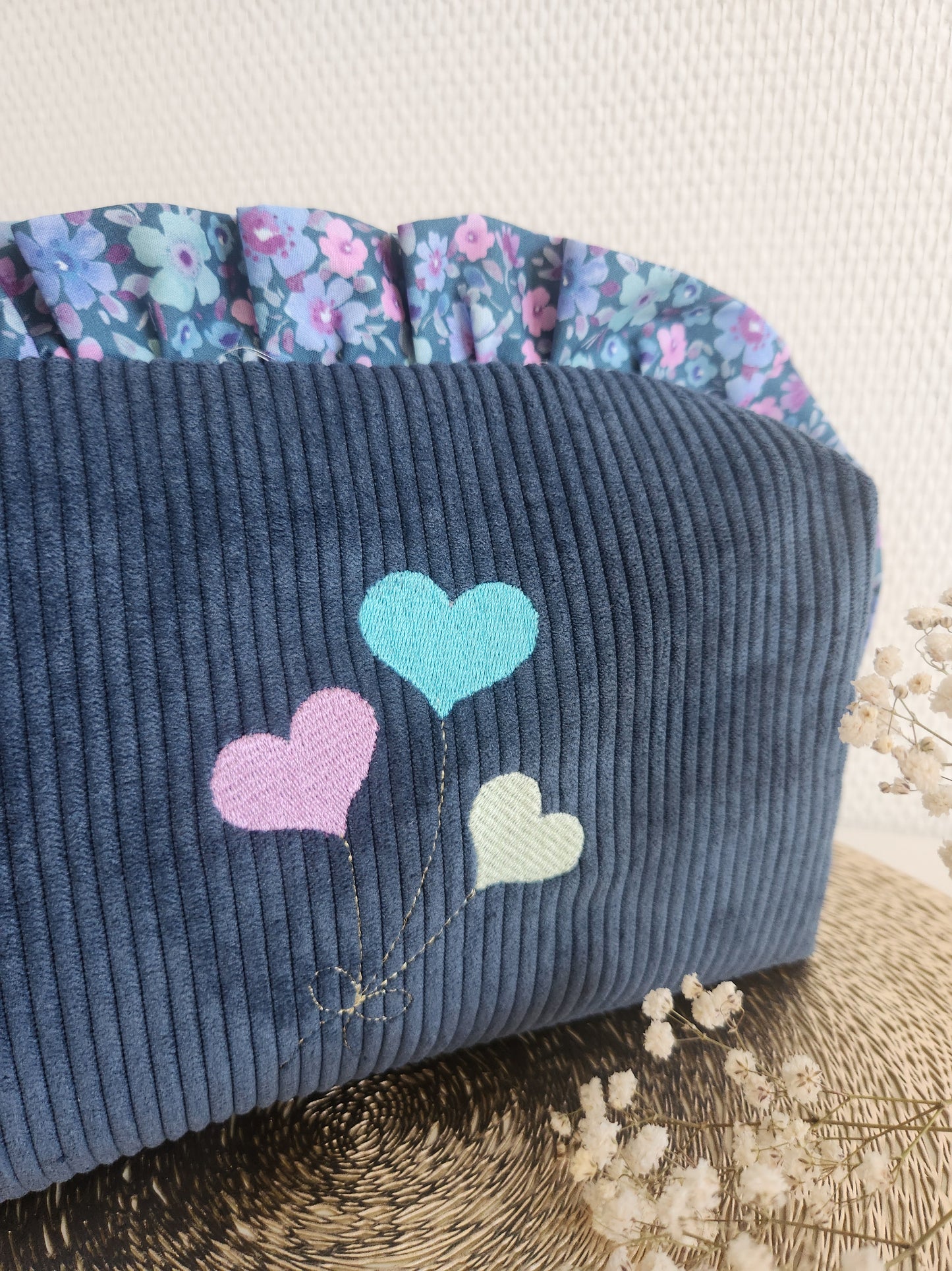 Trousse de toilette à volants en velours côtelé bleu, broderie coeurs