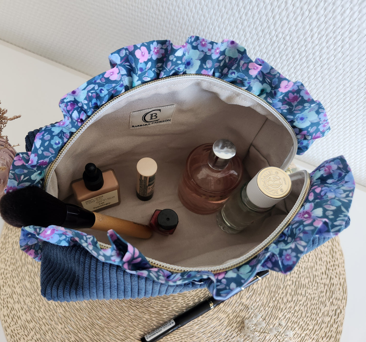 Trousse de toilette à volants en velours côtelé bleu, broderie coeurs