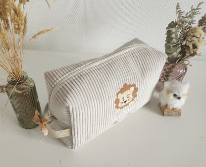 Trousse de toilette en velours côtelé et broderie lion