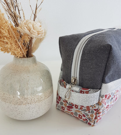 Trousse de toilette grise et liberty bordeaux
