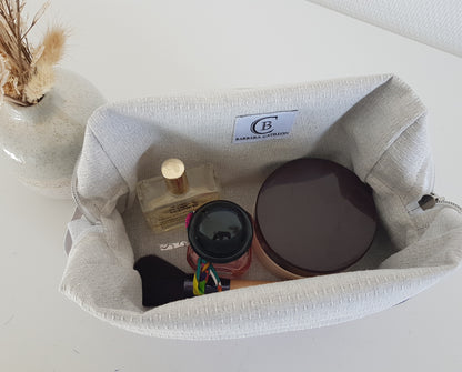 Trousse de toilette en velours côtelé et moumoute écrue