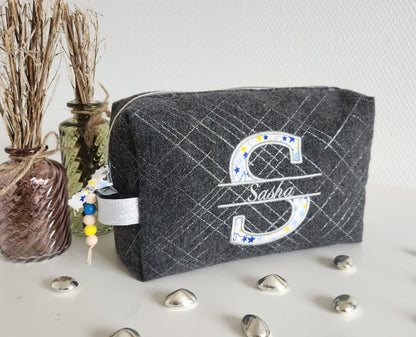 Trousse de toilette grise et argent