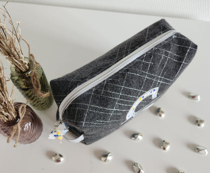 Trousse de toilette grise et argent