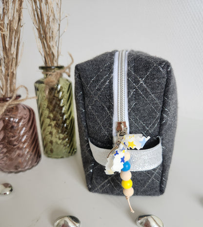 Trousse de toilette grise et argent