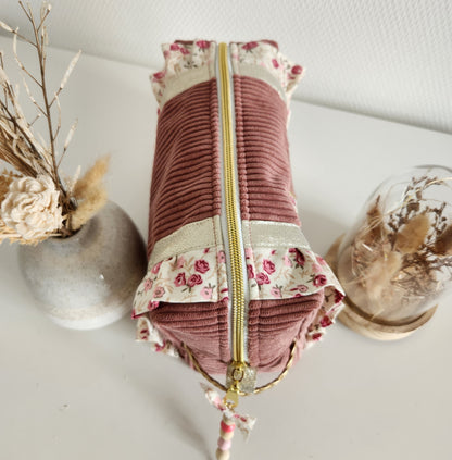 Trousse de toilette en velours côtelé et volants