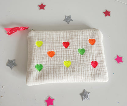 Trousse plate brodée en gaze de coton écrue et petits coeurs fluo