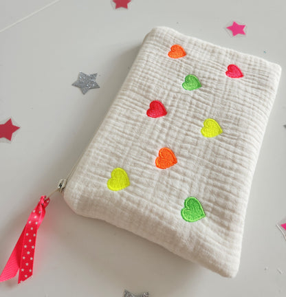 Trousse plate brodée en gaze de coton écrue et petits coeurs fluo