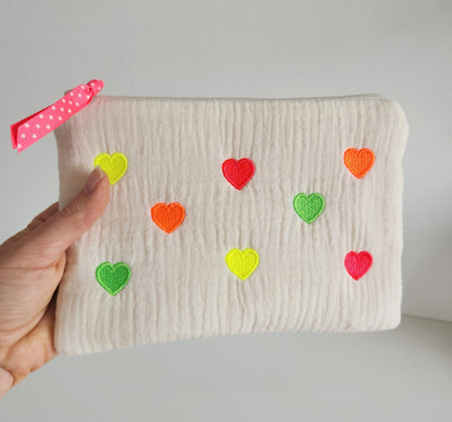 Trousse plate brodée en gaze de coton écrue et petits coeurs fluo