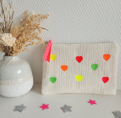 Trousse plate brodée en gaze de coton écrue et petits coeurs fluo