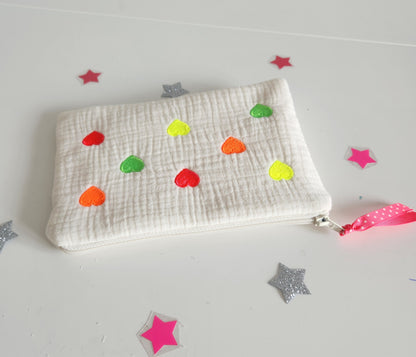 Trousse plate brodée en gaze de coton écrue et petits coeurs fluo