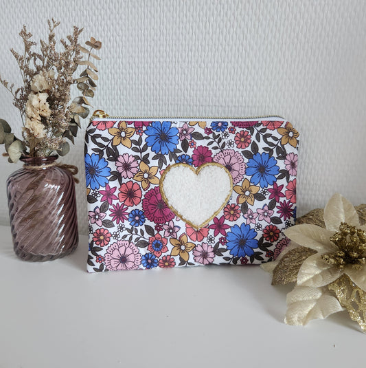 Trousse plate en coton fleuri et coeur moumoute