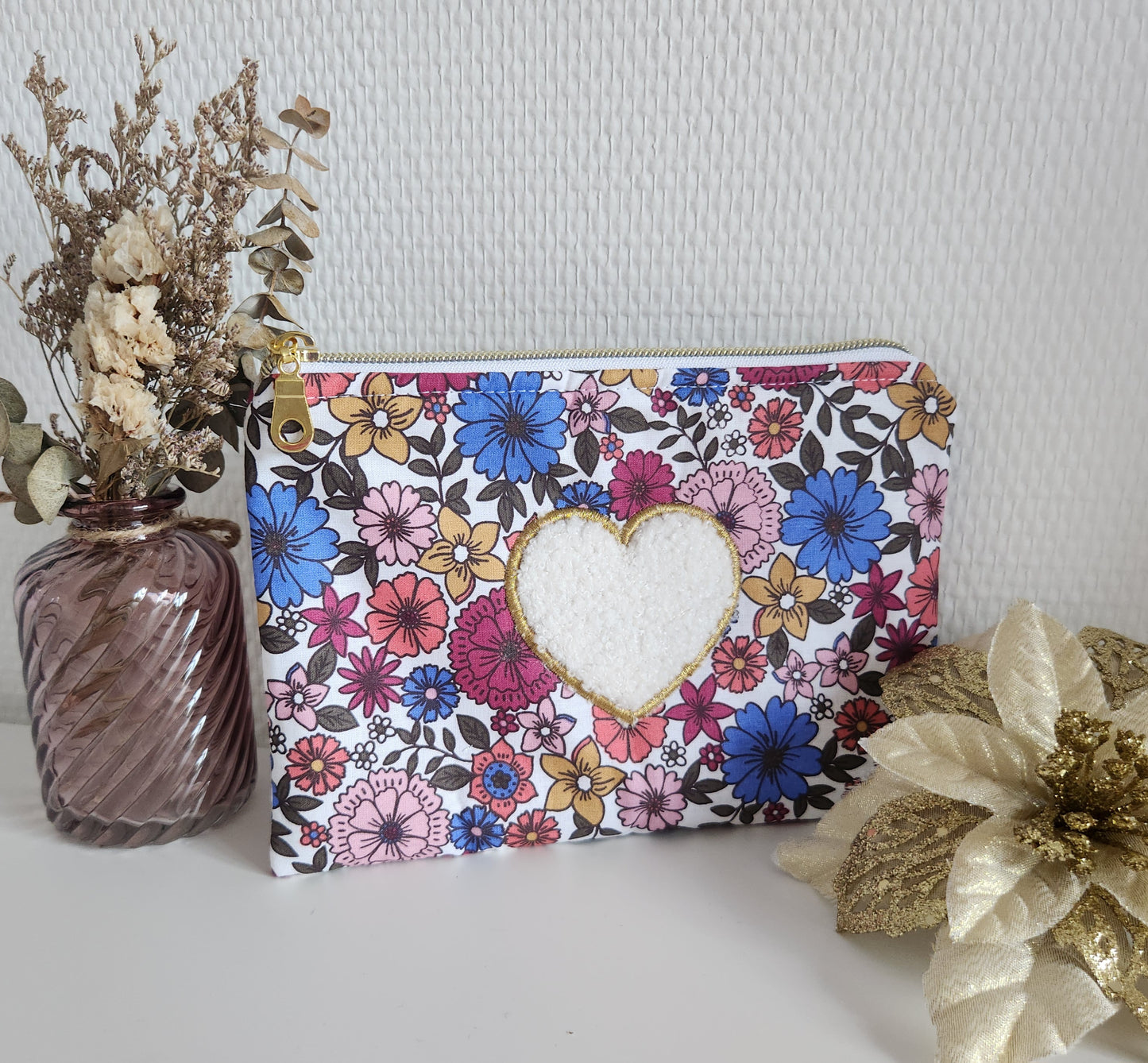 Trousse plate en coton fleuri et coeur moumoute