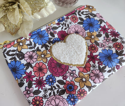 Trousse plate en coton fleuri et coeur moumoute