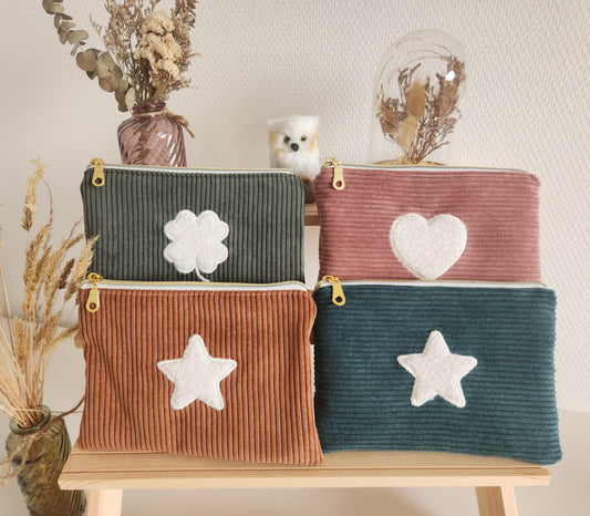 Trousse plate en velours côtelé et motif moumoute