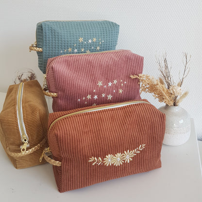 Créez votre trousse de toilette unie brodée